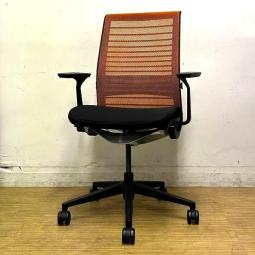 スチールケース（Steelcase）シンクチェア　固定肘　背：オレンジ×座：ブラック　背メッシュ　ランバーサポート　事務用にも会議室用にもおすすめ