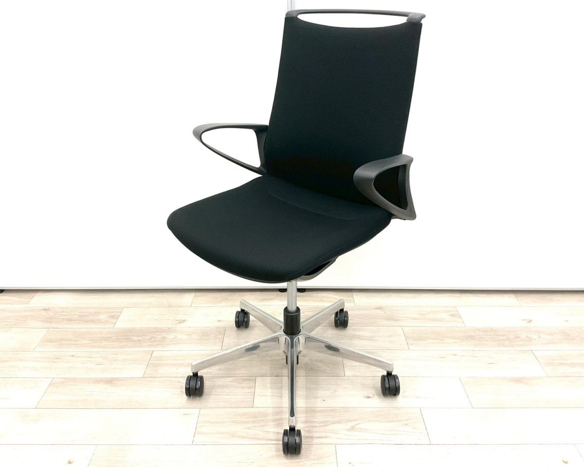 【在庫入替セール品！（本在庫限定価格）】【スタイリッシュさが人気のオフィスチェア！インナーメッシュ構造による優しく包み込む座り心地！】■オカムラ(okamura)製　　モード(mode)シリーズ　肘付ローバック　クロスバックタイプ　■サークル肘　■ブラック【弊社使用欄：A01049592】
                        モード
                                    中古
            