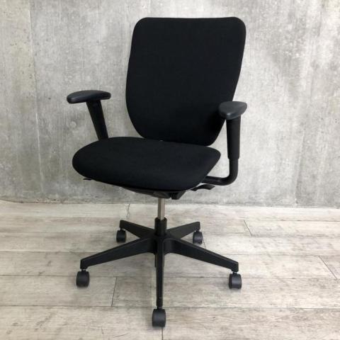 【一人ひとりにマッチする座り心地！ミドルクラスの定番チェア！】■イトーキ(ITOKI)製　プラオ(PRAO)チェア　肘付き　ハイバック　■可動肘　■ランバーサポート付き　■ブラック　【弊社使用欄：A01058236】