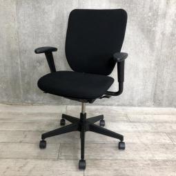 【一人ひとりにマッチする座り心地！ミドルクラスの定番チェア！】■イトーキ(ITOKI)製　プラオ(PRAO)チェア　肘付き　ハイバック　■可動肘　■ランバーサポート付き　■ブラック　【弊社使用欄：A01058236】