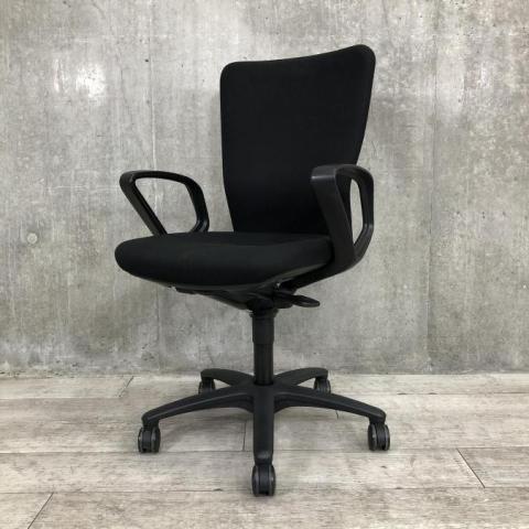 【長年愛されるロングセラー商品！厚めのクッションで疲れにくい！ワーキングチェアの定番モデル！】■オカムラ(okamura)製　カロッツァ(Carrozza)チェア　肘付ハイバック　■サークル肘　■ブラック　【弊社使用欄：A01050770】