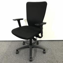 【人間工学に基づいた快適シーティング！ワーキングチェアの定番モデル！】■オカムラ(okamura)製　カロッツァ(Carrozza)チェア　肘付ハイバック　■可動肘　■ブラック 【弊社使用欄：A01039337】