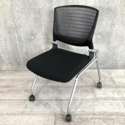 【★残り1脚★　使わない時は平行に重ねて収納可能！】■オカムラ（okamura）製　グラータ (Grata)　肘無　ミーティングチェア　ネスティングチェア　キャスター付　ブラック　中古家具　九州最大級　《オフィスバスターズ福岡博多店は、福岡を拠点として、日本全国へ中古オフィス用品・オフィス家具を提供しております》