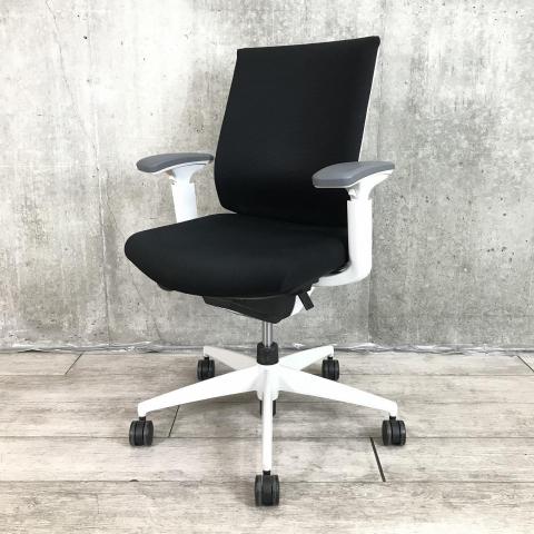 【ロングセラー商品！座り心地抜群！魔法のように売れ続けている定番のオフィスチェア！■コクヨ(KOKUYO)製　ウィザード3 (Wizard 3)チェア　ローバック肘付き　■可動肘・ランバーサポート付き　■ブラック×ホワイトシェル【背骨のS字形状を快適にサポート！】【弊社使用欄：A01037871】