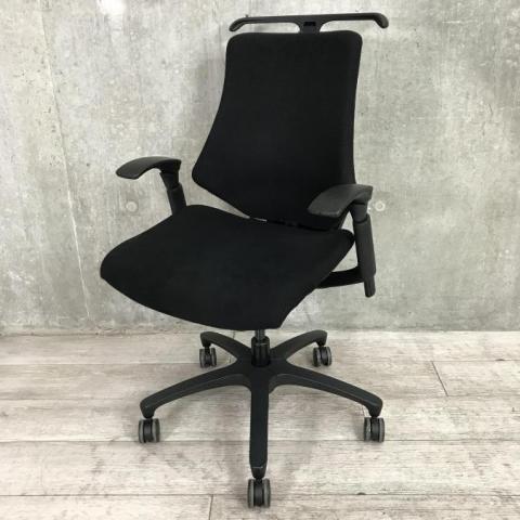 【姿勢の変化にフレキシブルに対応！座り心地も抜群な高機能チェア！】■イトーキ(ITOKI)製　エフ(f)チェア　肘付　ローバック　クロスバックタイプ　■可動肘・ハンガー付き　■ブラック　【弊社使用欄：A01048236】