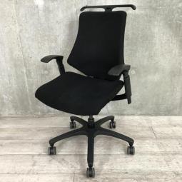 【姿勢の変化にフレキシブルに対応！座り心地も抜群な高機能チェア！】■イトーキ(ITOKI)製　エフ(f)チェア　肘付　ローバック　クロスバックタイプ　■可動肘・ハンガー付き　■ブラック　【弊社使用欄：A01048236】