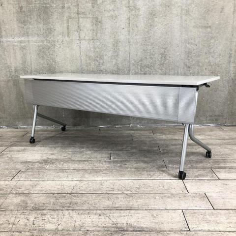 【定価約8万円】【折りたたみ収納が秀逸！スタイリッシュなデザインで高品質！２～３人使用に最適！】■オカムラ(okamura)製　ネスティア(NESTIA)シリーズ　サイドスタックテーブル　フラップタイプ　W1800×D600㎜　■幕板付　■グレー　※キャスター割れありのため特価品【AD】