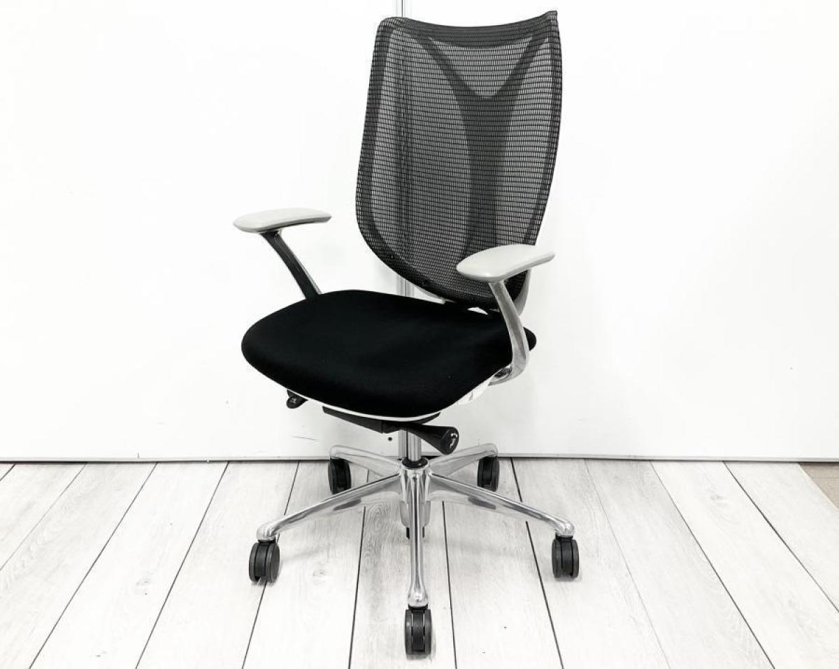 大人気！オカムラ製のメッシュチェアが入荷！
座面・背面が広めでしっかりしており、前傾機能が付いた高級チェアです！
■オカムラ/サブリナ/ブラック　デザインアーム付　ホワイトボディ
                        サブリナ
                                    中古
            