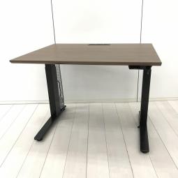 【3/3(火)入荷予定商品！】【電動で高さ調整可能・立ち姿勢を取り入れた新しいワークスタイルへ！】■オカムラ(okamura)製　スイフト(Swift)シリーズ　電動昇降デスク　昇降テーブル　平机　W1000×D800×H650～1250㎜　■配線口付　■天板：木目調ダーク/脚：ブラック