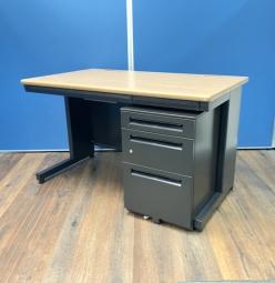 【デスク＋ワゴンセットでお得に】　定番サイズ/レアなブラックボディ　■デスク:プラス（PLUS）製　フラットラインシリーズ　平机　幅1200mm　引き出し付き　色：天板木目×本体ブラック　※配線カバー欠け　■ワゴン:ウチダ(UCHIDA)　エスティシリーズ