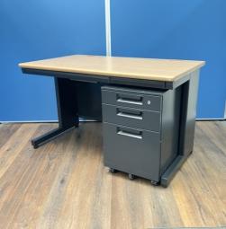 【デスク＋ワゴンセットでお得に】　定番サイズ/レアなブラックボディ　■デスク:プラス（PLUS）製　フラットラインシリーズ　平机　幅1200mm　引き出し付き　色：天板木目×本体ブラック　※配線カバー欠け　■ワゴン:プラス　リードシリーズ