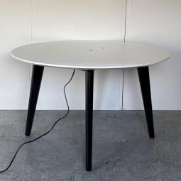 【リフレッシュルームや会議スペースに！】■オカムラ製（OKAMURA）製　丸テーブル　幅1200㎜　■電源タップ付　■色：ホワイト