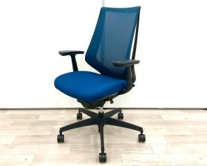 【二重フレーム構造がもたらすしなやかで美しい背もたれ機能！簡易操作で自分に合った姿勢をサポート！】■コクヨ（KOKUYO）製　デュオラ（Duora）チェア　ハイバック肘付　■背面メッシュ　■固定肘　■ブルー×ブラックシェル　【弊社使用欄：A01052303】