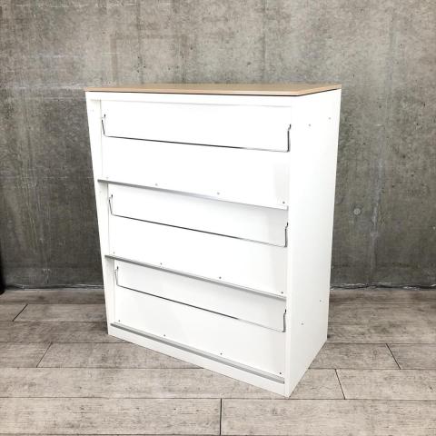 【雑誌・パンフレッド等々、扉を開けると収納でき、オフィスの雰囲気を変えたい方に！】■オカムラ（okamura）製　レクトライン（Rectline）シリーズ　雑誌架　3段　ローキャビネット　■天板付き　■ホワイト　【弊社使用欄：A01055761】【KN】