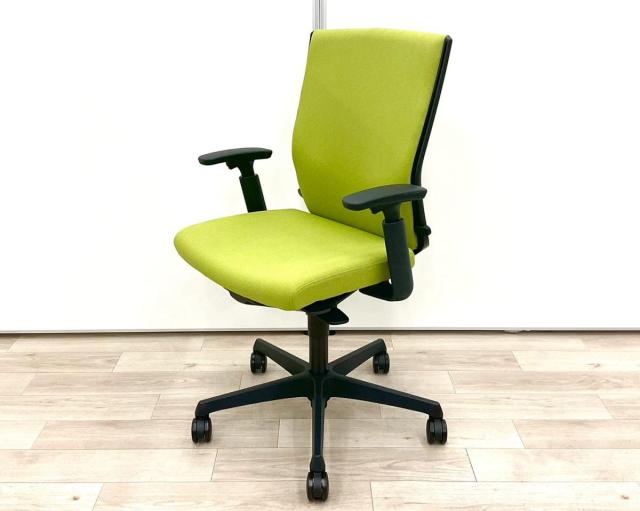 【長時間のデスクワークもランバーが快適にサポート！】　 ■オカムラ（okamura）製　エスクードチェア　■ハイバック肘付　■可動肘　　■背面クッション　■イエローグリーン　【弊社使用欄：A01058074】