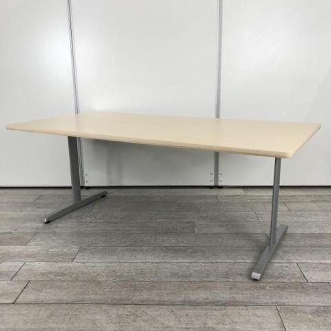 【ちょっとした打ち合わせや作業にもオススメの会議テーブル！シンプルなデザイン性でさまざまスペースに適応！】■オカムラ(okamura)製　■8177シリーズ　■ミーティングテーブル　■会議用　■W1800㎜　■天板：木目ナチュラル/T字脚：シルバー　【弊社使用欄：A01058088】