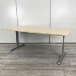 【ちょっとした打ち合わせや作業にもオススメの会議テーブル！シンプルなデザイン性でさまざまスペースに適応！】■オカムラ(okamura)製　■8177シリーズ　■ミーティングテーブル　■会議用　■W1800㎜　■天板：木目ナチュラル/T字脚：シルバー　【弊社使用欄：A01058088】