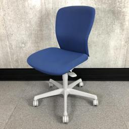 【シンプルなデザインと厚みのあるクッションが大人気！機能充実のワーキングチェア！】■オカムラ（okamura）製　スラート（sulato）チェア　ローバック肘無　■ミディアムブルー【2602】弊社使用欄【A01061749】
