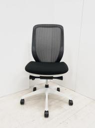 【背もたれのカーブを2段階調整できる！新感覚のシーティング！】■オカムラ製　シルフィーチェア　ブラック　ホワイトボディ　■三次元曲面で快適フィット！