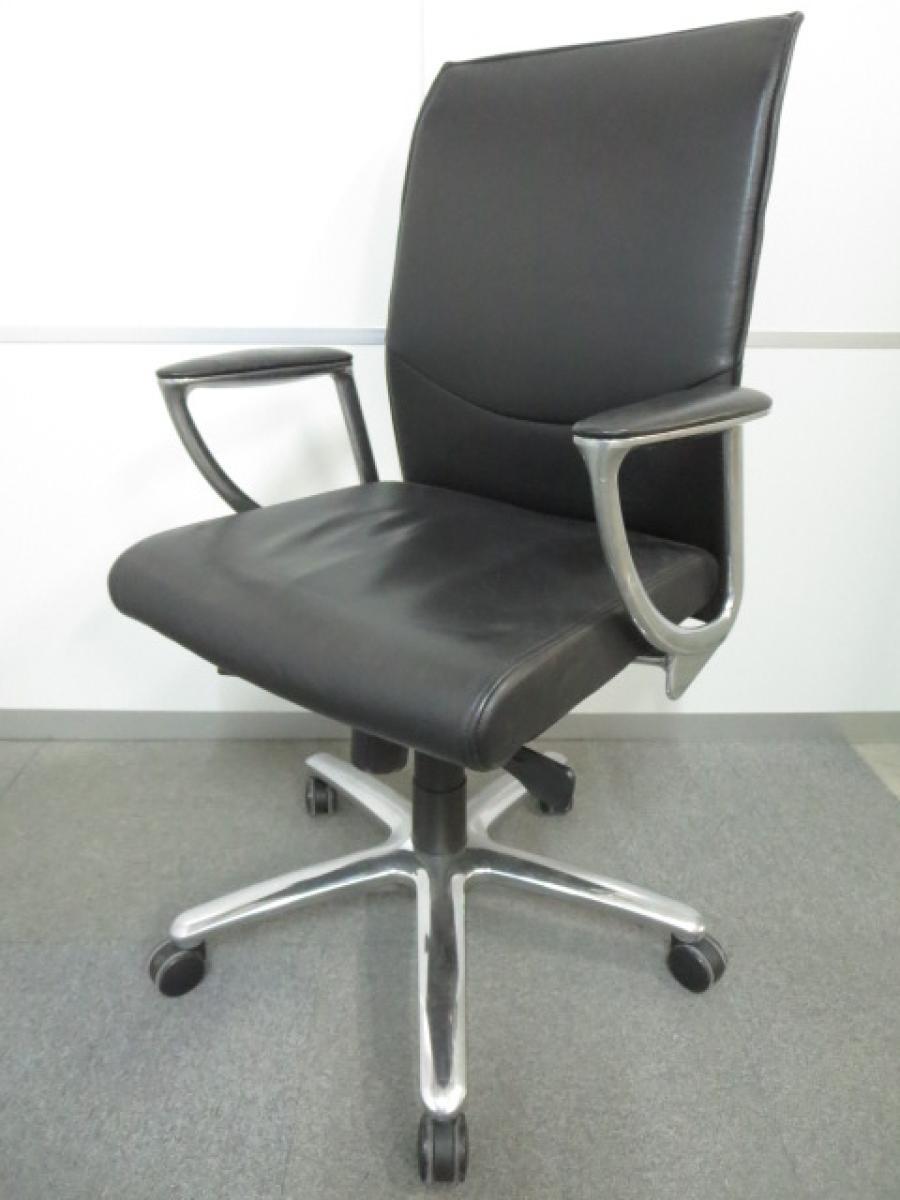 【エグゼクティブにオススメの革張りチェア！】■オカムラ製　役員用チェア　肘付　ブラック　※一部擦れありのためお安く！【マネジメントチェア】
                        CEシリーズ
                                    中古
            