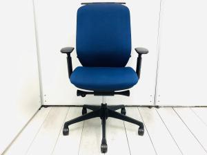 【いま売れています！背のカーブを変えられる新感覚のオフィスシーティング！】■オカムラ　シルフィーチェア　可動肘付　ブルー　ハンガー付　※肘が擦れているためお安く！【A01056892】