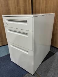 【商品入れ替え】【フリーアドレスの必須品！収納とワークスペースの拡張にオススメ！】■オカムラ（okamura）製　プロユニット 　３段ワゴン　フリアド用　■高さ：650mm　■色：ホワイト　■シリンダー錠　■各段の大きさが違いますのでご注意ください！