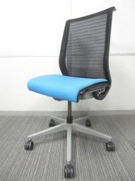 【まさに考えるイス！THINK！自動調整機能で快適な座り心地！】■スチールケース製　シンクチェア　座:ブルー　背:ブラックメッシュ　3Dニット　■長時間の着座ストレスを軽減！ワイヤーが体にフィットするアメリカ発の大人気商品！