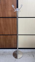 【在庫セール品・2台限定】【T3】■オカムラ(okamura)製　ハンガースタンド　ポールタイプ　コートハンガー　W450×H1750㎜　■シルバー【事務所用や来客用、個室用としてもおすすめ！高級感のあるステンレス仕上げ！スタイリッシュなポールハンガー！】