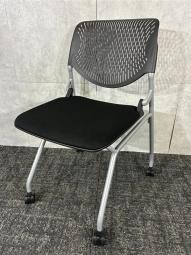 【博】【人気のネスティングチェア！ロットで入荷中】オカムラ製　ブラック　ルナチェア　中古　九州最大級　《オフィスバスターズ福岡博多店は、福岡を拠点として、日本全国へ中古オフィス用品・オフィス家具を提供しております》