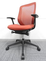 【いま人気のワーキングチェア！新感覚のオフィスシーティング！】■オカムラ　シルフィーチェア　肘付　レッド　ブラックボディ　 ■まるで手を添えて包み込まれるような優しい座り心地！【Okamrua　Sylphy】★