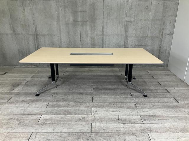 【配線孔付のミーテイングテーブル!6~8人用の会議に最適!】■コクヨ(KOKUYO)製 WT-300シリーズ ミーティングテーブル 会議用 W2400×D1200㎜ ■配線ダクト付 ■天板:木目調ナチュラル/脚:ポリッシュ