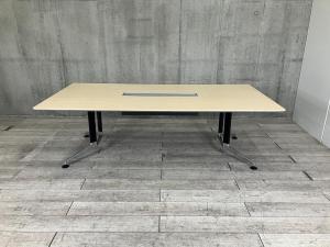 【配線孔付のミーテイングテーブル！6～8人用の会議に最適！】■コクヨ(KOKUYO)製　WT-300シリーズ　ミーティングテーブル　会議用　W2400×D1200㎜　■配線ダクト付　■天板：木目調ナチュラル/脚：ポリッシュ