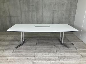 【幅2400㎜の広々テーブル！ワンランク上のカンファレンス空間を演出！】■オカムラ(okamura)製　ラティオⅡ(RATIOⅡ)シリーズ　ミーティングテーブル　会議用　W2400×D1200㎜　■舟形　■配線口　■ホワイト/ポリッシュ脚