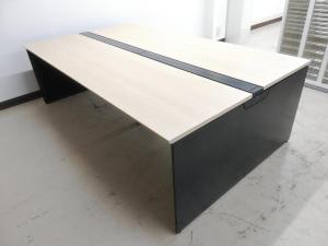 【コミュニケーション活性化や業務効率化に繋がる！　採用力強化にもおススメです！】■オカムラ製　フリーウェイ　フリーアドレスデスク　■ナチュラル×ブラック　■W2400×D1400×H720