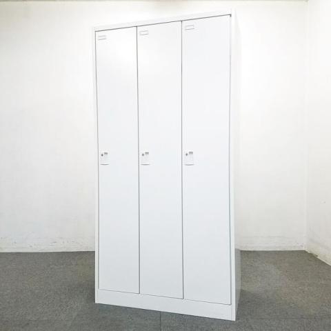 【ゆとりのある収納スペース！】■オカムラ製　3人用ロッカー　ホワイト　■衣類や個人の荷物の管理に！