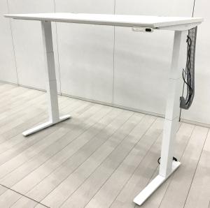 ☆座り仕事での疲労を軽減！【電動で高さ調整可能（H655～1255㎜！）】■オカムラ　スイフトシリーズ　電動昇降デスク　W1550×D675　ホワイト　配線口・コンセント付　■立ち姿勢を取り入れた新しいワークスタイルへ！　昇降テーブル　平机　スタンディングデスク【Okamura　Swift】