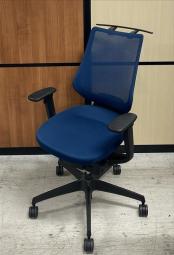 【イスとひとつになれる新感覚！　揺れ動く座面で体幹も整える！】■コクヨ（KOKUYO）製　イングチェア（ing）　肘付ハイバック　バーチカルタイプ　■ネイビー　■背面メッシュ　■可動肘　■コートハンガー付き