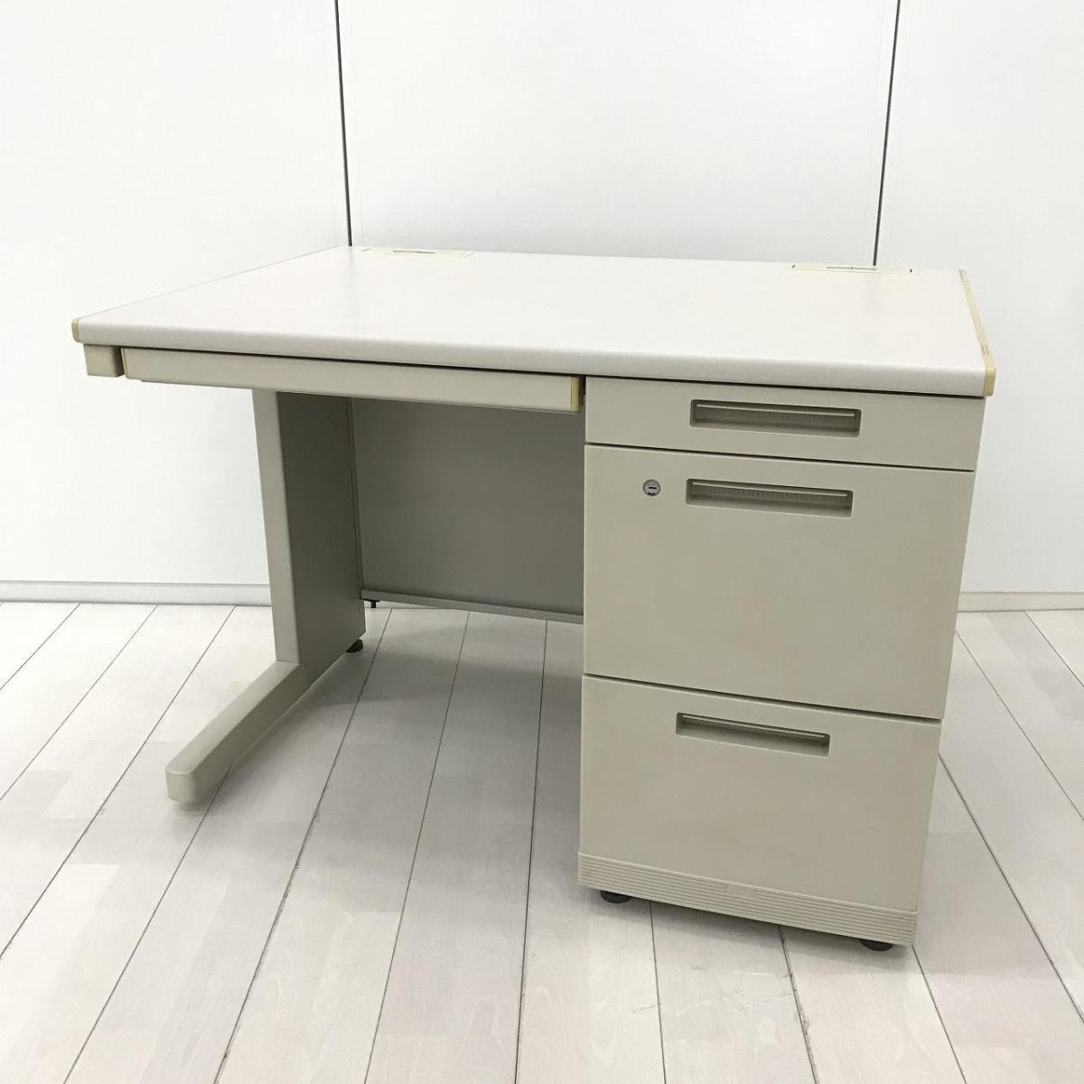 幅1,000mmのコンパクトサイズでレイアウトしやすい人気デスク！/オススメ(おすすめ) /人気商品【弊社使用欄：A01061662】■コクヨ （KOKUYO）製　BSシリーズ　■W1000×D700×H700mm　■シリンダー錠　■ニューグレー　※日焼け有
                        新BSシリーズ
                                    中古
            