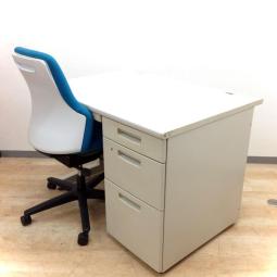 デスクとチェアのセット！【スタンダードなデザインで高品質！スタッフ増員の際にオススメ！人気のBSシリーズ！ 】/オススメ(おすすめ) /人気商品【弊社使用欄：A01049366】■コクヨ(KOKUYO)製　BS＋シリーズ　片袖デスク　W1000×D700mm　■シリンダー錠　■ニューグレー　※チェアは在庫状況により、メーカーやシリーズが変動する場合がございます。