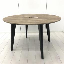 リフレッシュルームや会議スペースに！/オススメ(おすすめ) /人気商品【弊社使用欄：A01061021】■オカムラ製（okamura）製　ライブス （Lives）シリーズ　丸テーブル　幅1200㎜　■電源コード付　■木目ブラウン