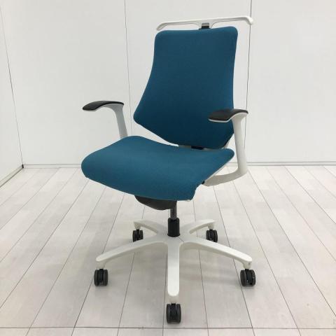 ■イトーキ(ITOKI)製　■エフ(f)チェア　■肘付き/固定肘　■ローバック　■クロスバックタイプ　■ハンガー付き　■ストロングブルー×ホワイトシェル 【弊社使用欄：A01051285】