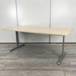 【ちょっとした打ち合わせや作業にもオススメの会議テーブル！シンプルなデザイン性でさまざまスペースに適応！】■オカムラ(okamura)製　■8177シリーズ　■ミーティングテーブル　■会議用　■W1800㎜　■天板：木目ナチュラル/T字脚：シルバー　【弊社使用欄：A01058088】【SN】