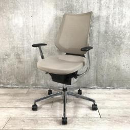 【在庫セール品・2脚限定】【T3】■コクヨ（KOKUYO）製　イングチェア（ing）　肘付ハイバック　バーチカルタイプ　■ミディアムグレージュ　■背面メッシュ　■固定肘【イスとひとつになれる新感覚！　揺れ動く座面で体幹も整える！】