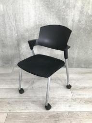 【シンプルスマートなスタッキングチェア！分厚いクッションで長時間でも快適な座り心地！】■コクヨ（KOKUYO）プロッティ（Protty）　スタッキングチェア　■ブラック　■固定肘　■背面樹脂　■キャスター付