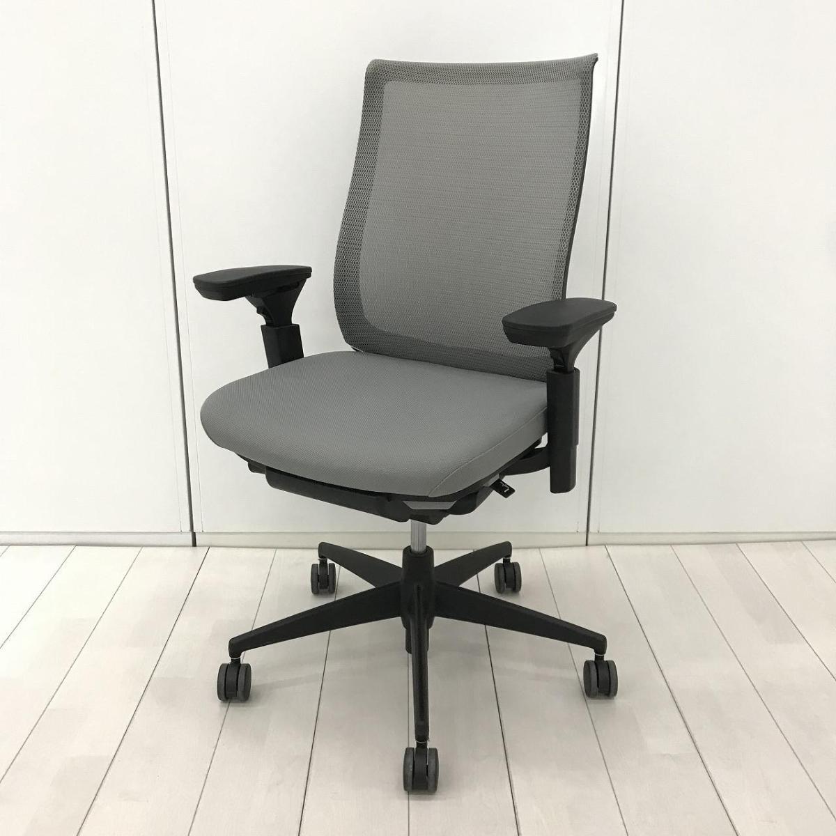 前傾から後傾まで様々な姿勢をサポート！ワンランク上の座り心地！使い勝手抜群のタイプ！
■コクヨ/ベゼル（Bezel）/ソフトグレー　座面前傾機能付き
                        ベゼル 樹脂脚
                                    中古
            