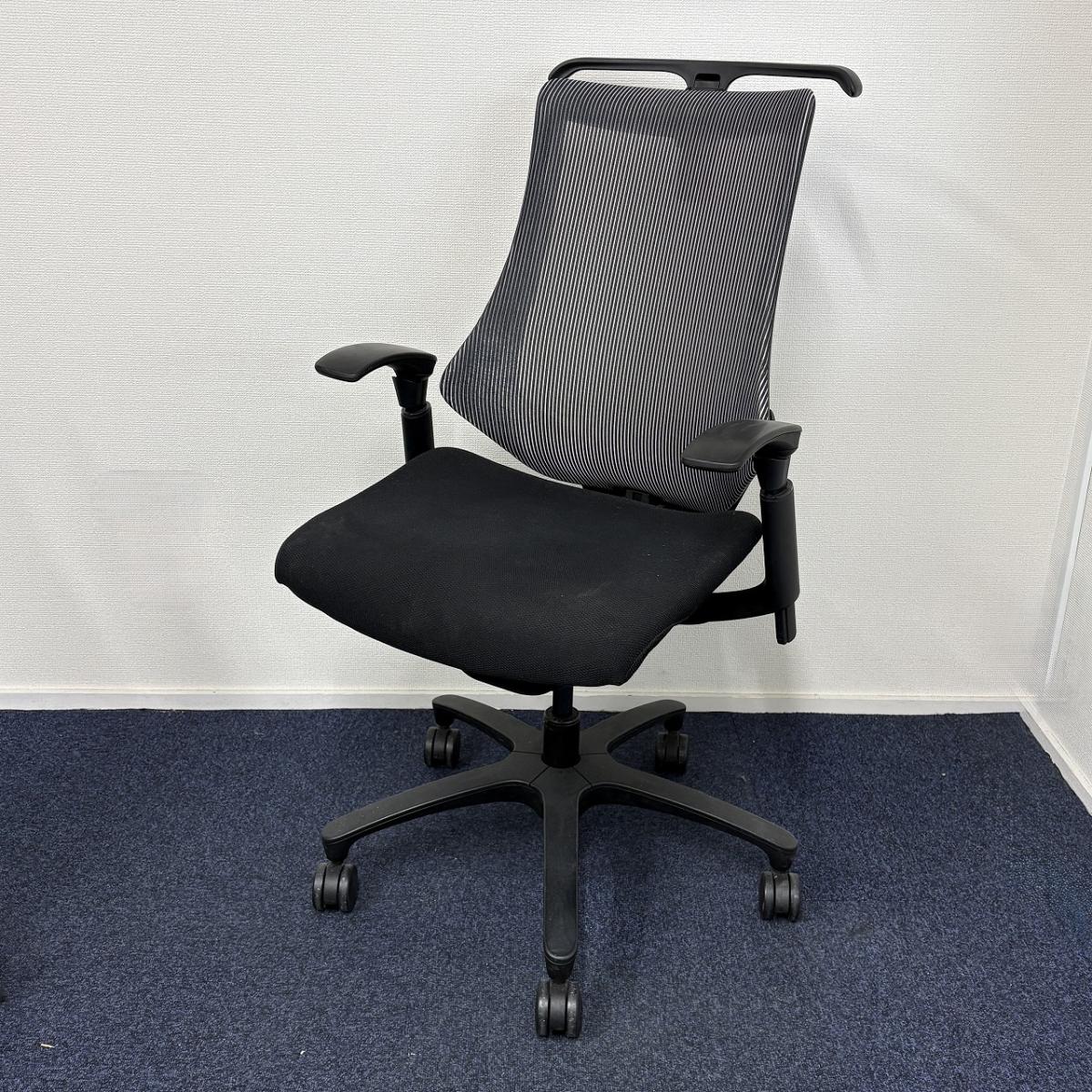【姿勢の変化にフレキシブルに対応！スタイリッシュで座り心地も抜群な高機能チェア！】■イトーキ(ITOKI)製　エフ(ｆ)チェア　肘付き　ハイバック　背面メッシュ　ストライプタイプ　■可動肘・ハンガー付き　■ブラック
                        エフメッシュ
                                    中古
            