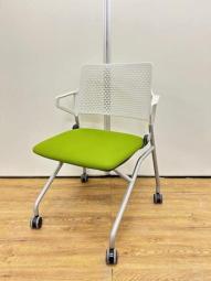 【スタイリッシュなスライドスタックチェア！シンプルデザインで様々なミーティングシーンにぴったりフィット！】■ウチダ製　FM345　肘無ネスティングチェア　■座面グリーン×ホワイト背面　■キャスター付　■背面樹脂メッシュ
