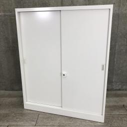 【スライド引き戸だから開閉スペースに困りません！】■オカムラ（okamura）製　レクトラインシリーズ　引違い書庫　2枚引き戸　ローキャビネット　■W900xD450xH1120mm　■ベース付き　■シリンダー錠　■ホワイト