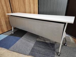 【これからの時期に便利】2~3名様で使えるスタックテーブル入荷！■イトーキ　リリッシュ　サイドスタックテーブル　■幅1800×450㎜　■幕板付き　■ホワイト【天板跳ね上げ式でコンパクトに収納】