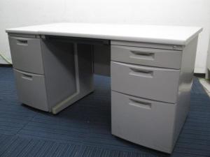 【幅1000㎜のコンパクトタイプ！使い勝手の良い３段収納の片袖机＋脇机セット！】■イトーキ（ITOKI）製　CZNシリーズ　片袖机＋脇机セット　W1400㎜　■グレー　■シリンダー錠【入替セールにつき30%OFF！】※付属の脇机は在庫状況によりシリーズが異なる場合がございます。